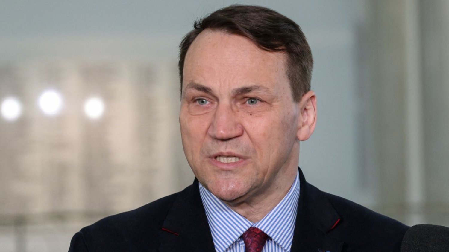 Były szef MSZ Radosław Sikorski pokłócił się na Twitterze z rosyjskim dyplomatą o Ukrainę.