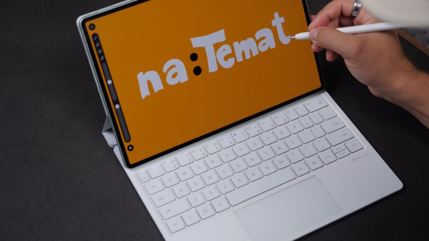 Tablet HUAWEI MatePad Pro 12.2” 2025 w kompletnym zestawie z akcesoriami to sprzęt, który naprawdę rzuca laptopom wyzwanie, zwłaszcza w sztuce multitaskingu i notowania.