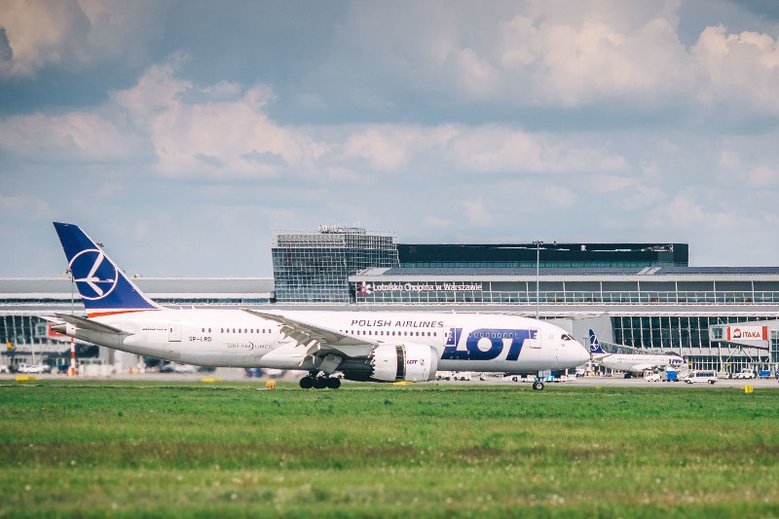 Na Lotnisku Chopina awaryjnie lądował boeing należący do LOT-u. (Zdjęcie ilustracyjne)