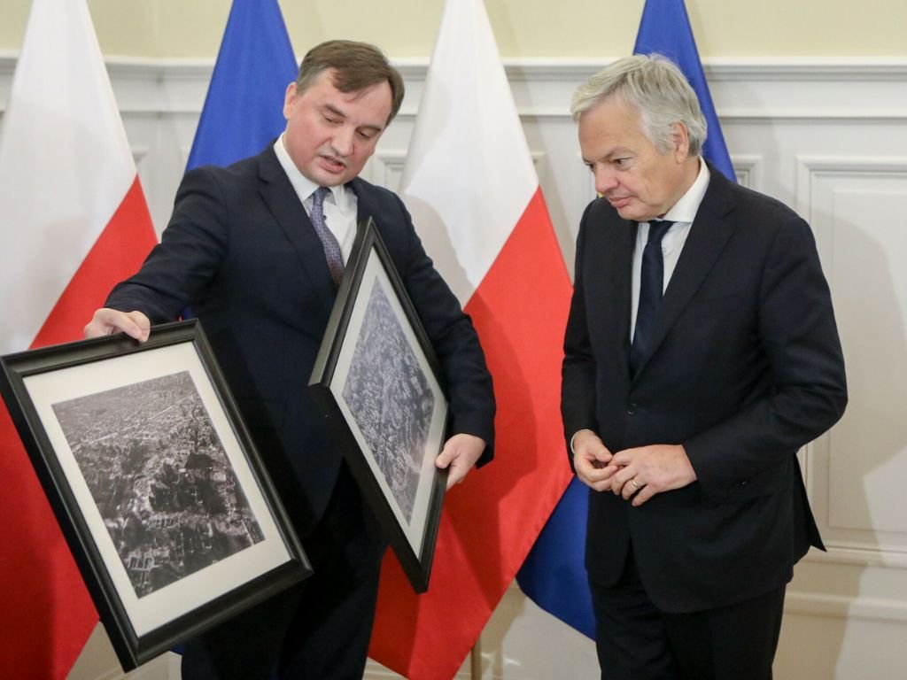 Reuters o listopadowej wizycie komisarza UE w Polsce. "Brutalnie potraktowany", "Ewidentnie zszokowany".