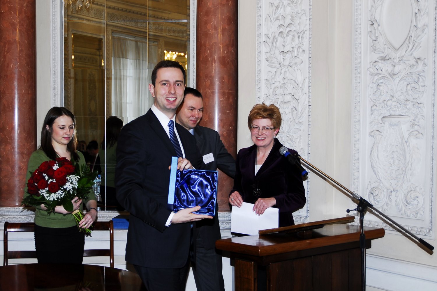 Minister dr W. Kosiniak- Kamysz oraz Sekretarz Stanu dr hab. J. Męcina z nagrodą Ambasadora PNSA