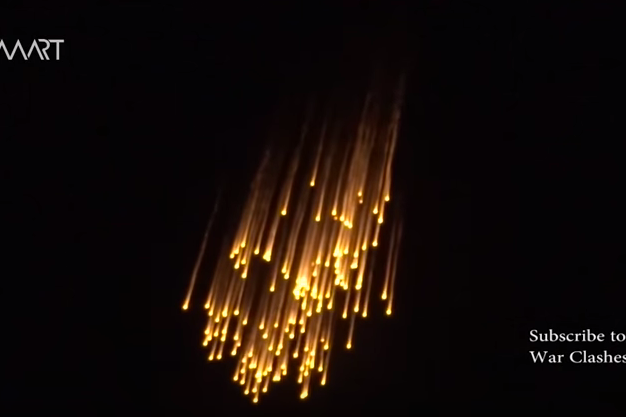 Na filmie widać jak zrzucany jest biały fosfor.