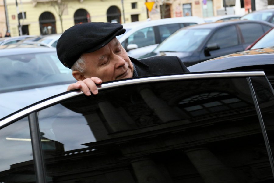 Kierowca Jarosława Kaczyńskiego miał złamać przepisy w drodze ma cmentarz w Dniu Wszystkich Świętych.