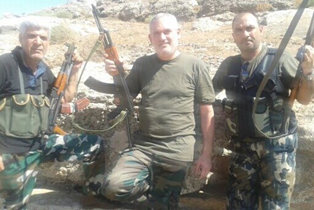 Abdel el-Zabayar (w środku) relacjonuje swoją wojenną wyprawę na Twitterze