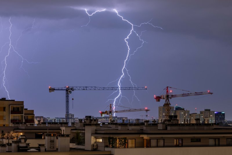 Synoptycy informują o strefie burzowej, która przechodzi nad Polską.