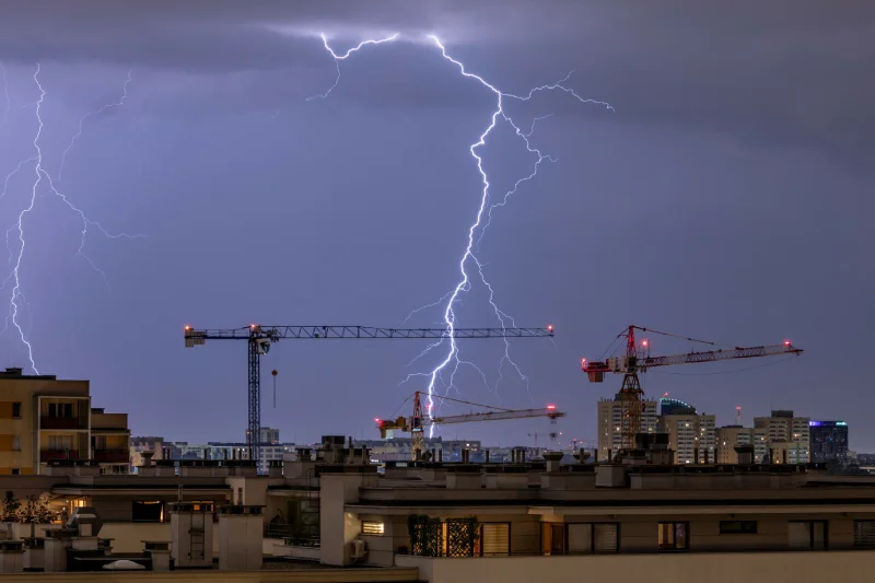 Synoptycy informują o strefie burzowej, która przechodzi nad Polską.