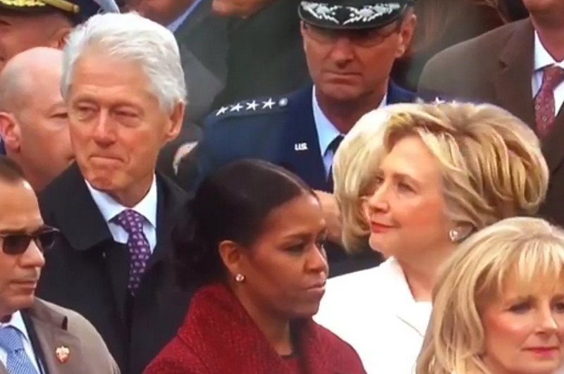 Pewne rzeczy nigdy się nie zmienią? Bill Clinton przyłapany na obserwowaniu Ivanki Trump.