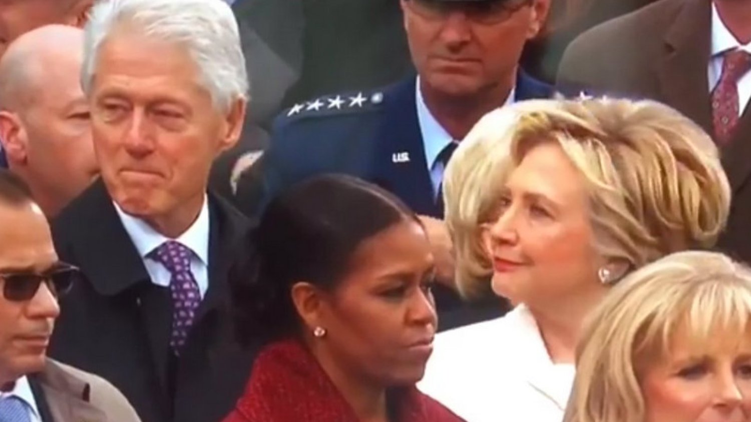 Pewne rzeczy nigdy się nie zmienią? Bill Clinton przyłapany na obserwowaniu Ivanki Trump.