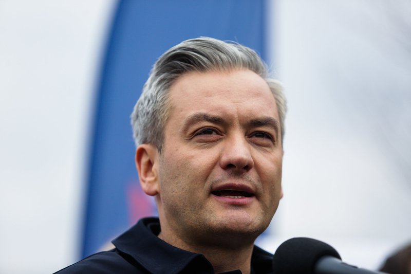 Robert Biedroń, kandydat Lewicy na prezydenta i europoseł partii Wiosna, apeluje do Jarosława Kaczyńskiego, by nie narażał życia Polek i Polaków głosowaniem 10 maja.