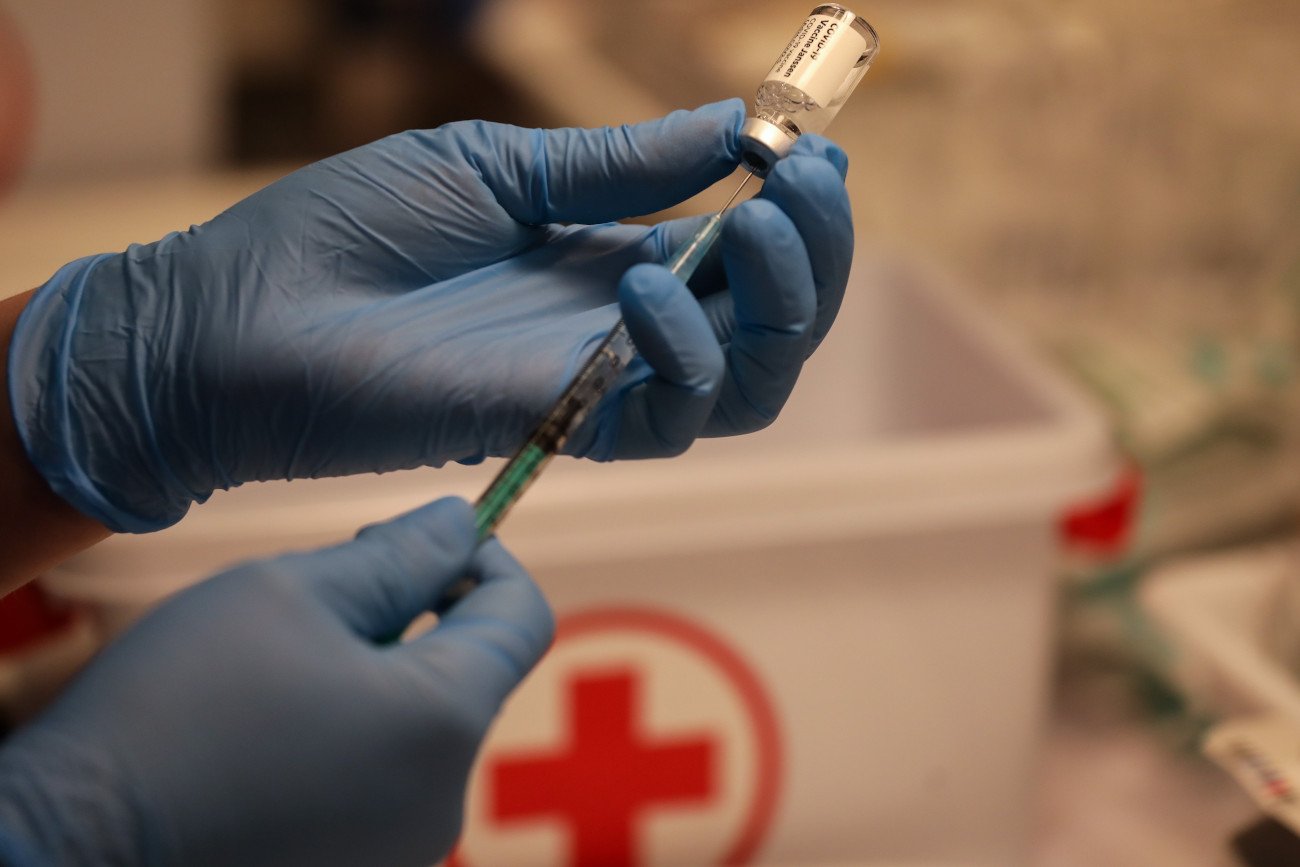 Jak wykazały analizy, szczepionki  Pfizer/BioNTech i AstraZeneca są w ponad 90 proc. skuteczne w zapobieganiu hospitalizacji z powodu wariantu Delta.