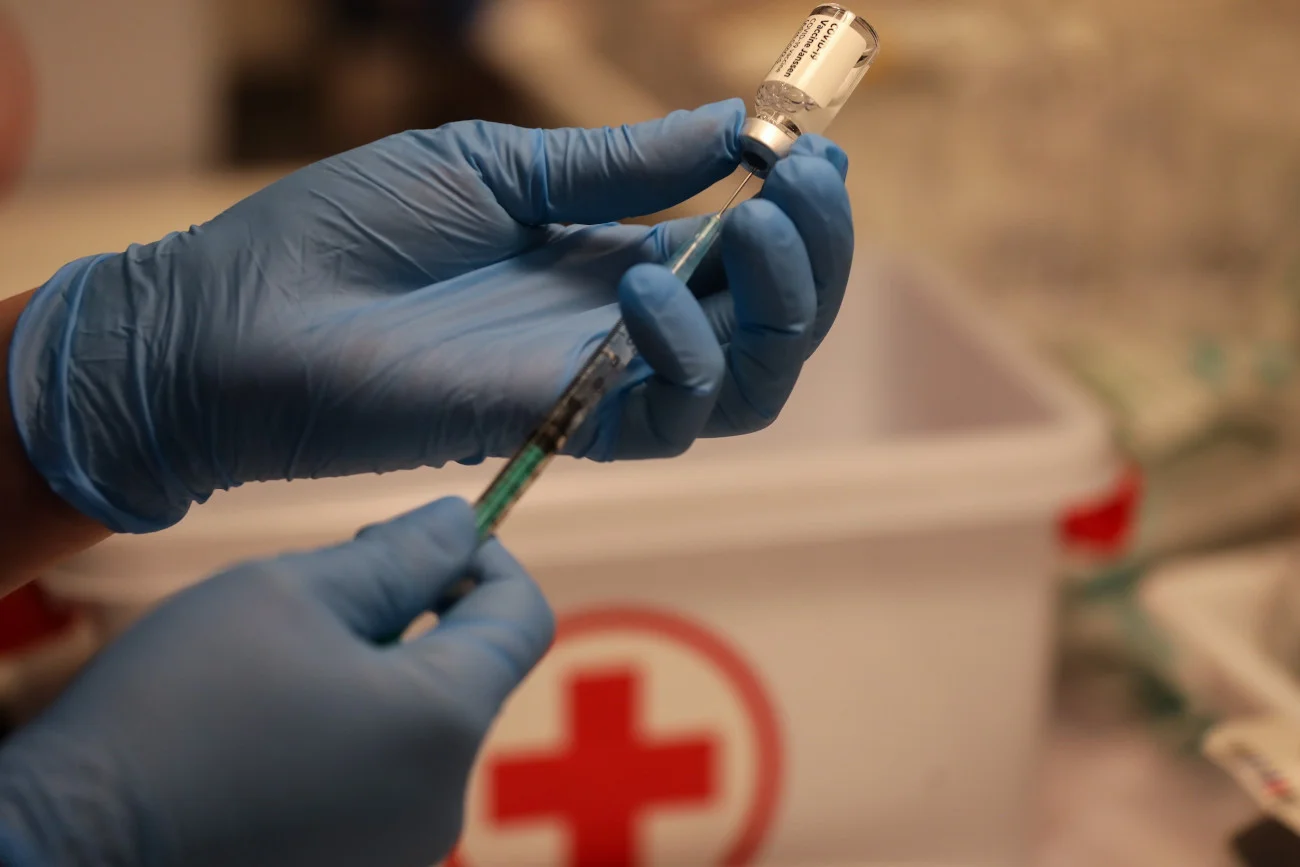 Jak wykazały analizy, szczepionki Pfizer/BioNTech i AstraZeneca są w ponad 90 proc. skuteczne w zapobieganiu hospitalizacji z powodu wariantu Delta.