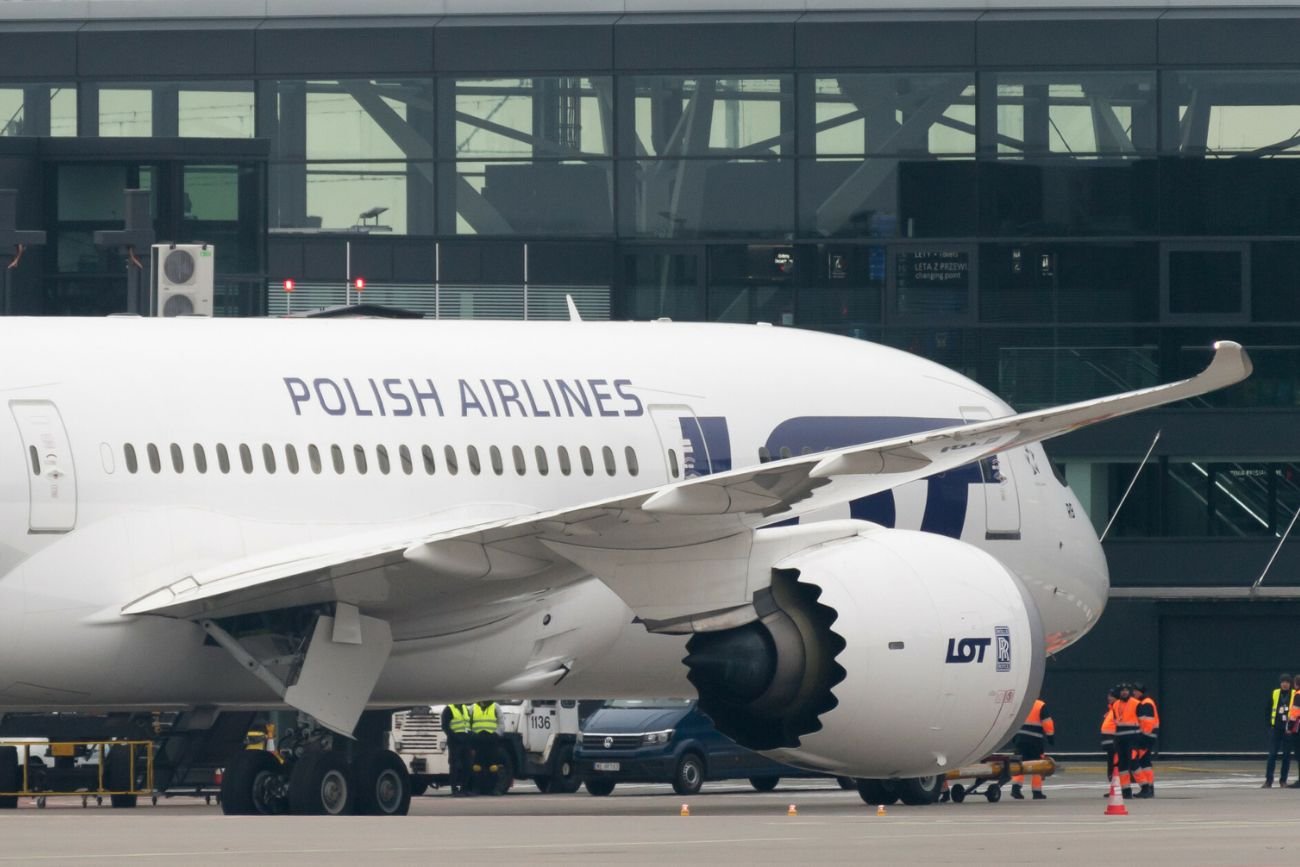 LOT nie mógł podłączyć się do rękawa. Pasażerowie w ulewie czekali na wejście do samolotu
