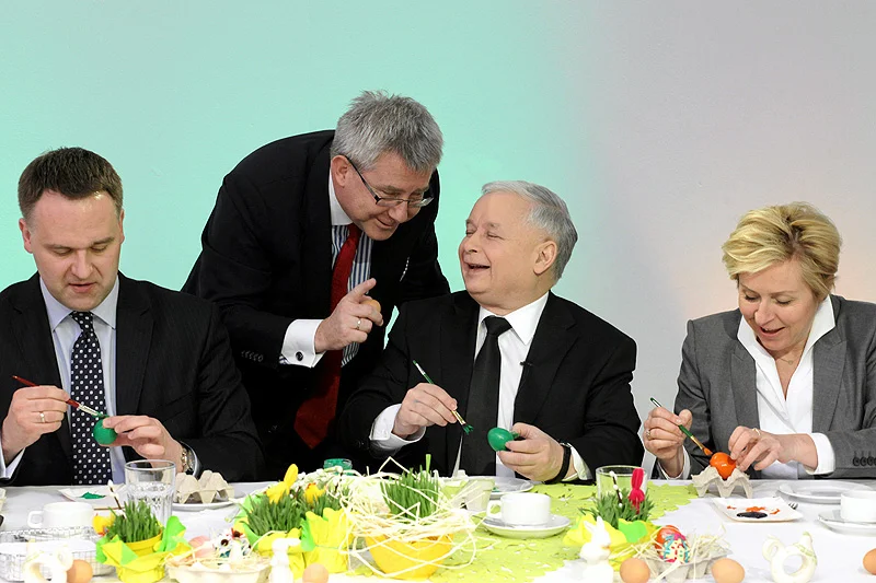 To naprawdę wątpliwe, by politycy PiS do wspólnego stołu siadali tylko przy tego typu okazjach i stronili od warszawskich lokali.