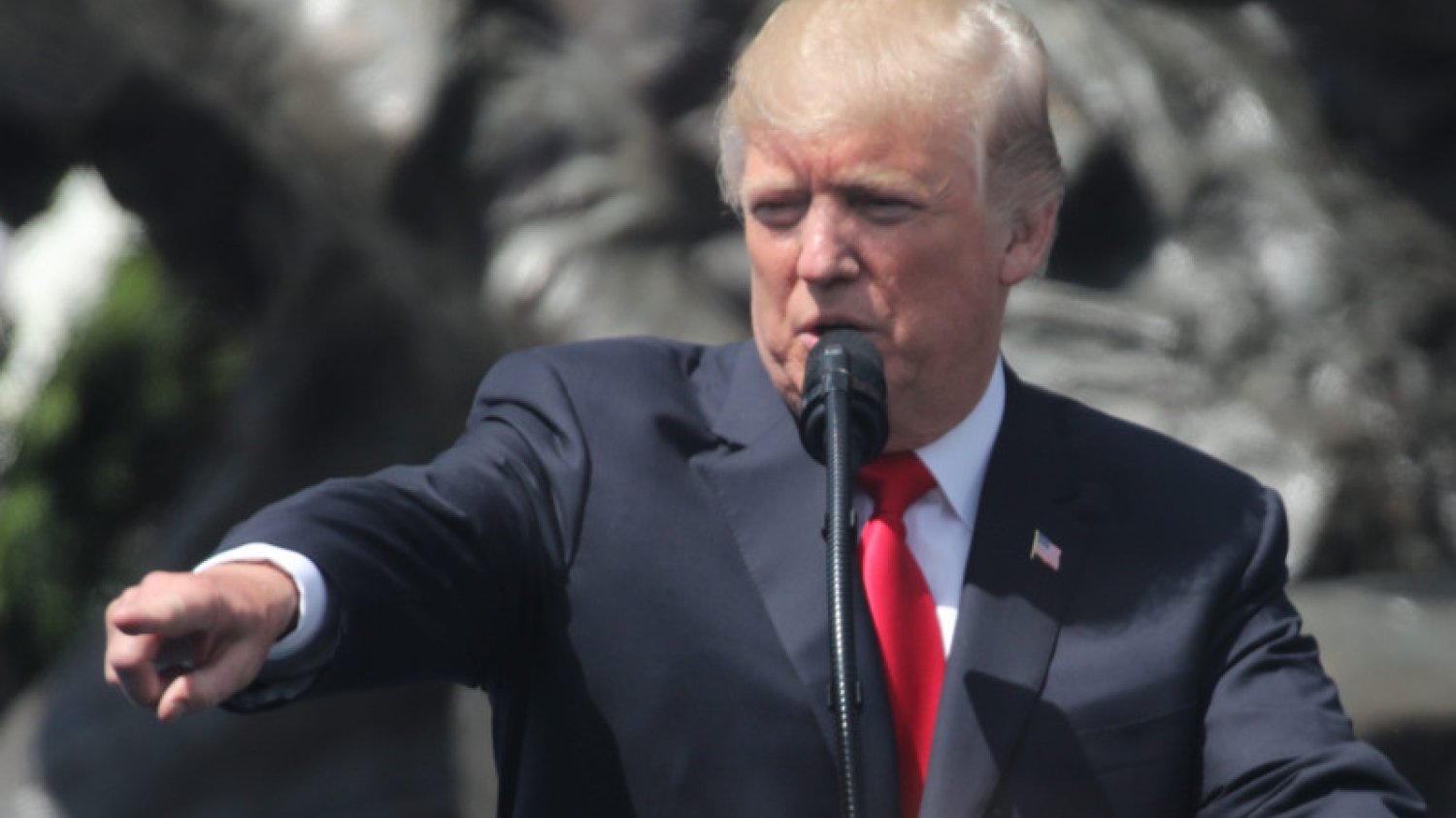 Prezydent Trump wiedział jak skutecznie zagrać na narodowej dumie Polaków