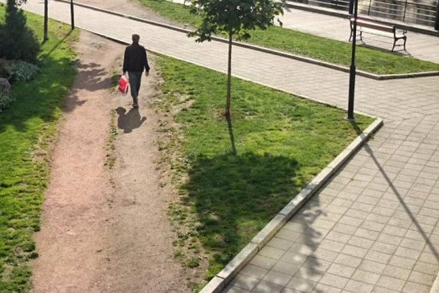 Kliniczny przykład alternatywnej ścieżki wytyczonej przy chodniku połączonym pod kątem prostym