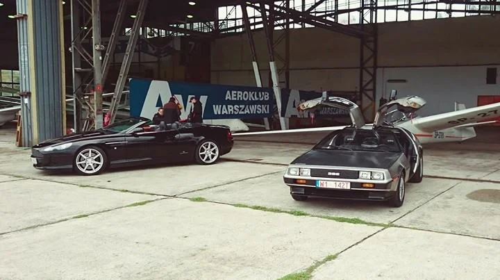 Delorean i Aston Martin razem.