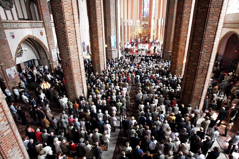Szczególnie przed świętami kościoły nie świecą pustkami, ale czy większość wiernych nie trafia tam tylko z poczucia obowiązku?