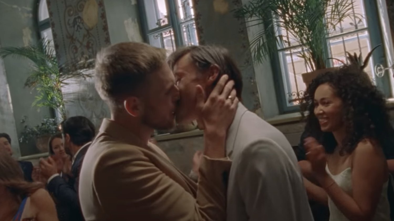 W teledysku do piosenki "Miłość" Andrzeja Piasecznego oglądamy historię związku dwóch mężczyzn