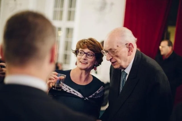 Gala wręczenia nagrody im. Kazimierza Moczarskiego w 2014 roku, na zdjęciu prof. Bartoszewski z córką patrona, Elżbietą Moczarską