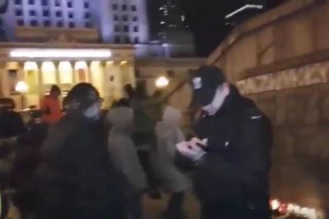 Funkcjonariusze spisali osoby, które zapaliły znicze Piotrowi S. Mężczyzna, który podpalił się 19 października przed Pałacem Kultury w proteście wobec PiS, zmarł wczoraj po południu.