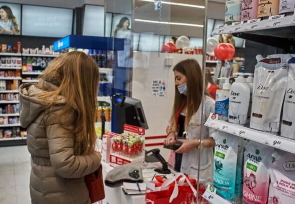 Karabinierzy w części supermarketów we Włoszech znaleźli ślady koronawirusa na terminalach do kart płatniczych, przyciskach do wag oraz wózkach i koszykach.