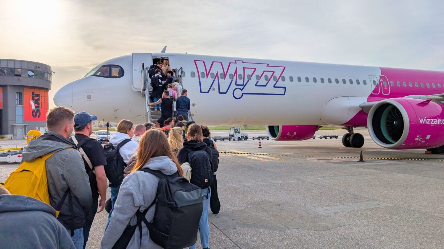 Pasażerowie wsiadający do samolotu Wizz Aira Wizz Air odwołuje loty z Polski na siedmiu trasach
