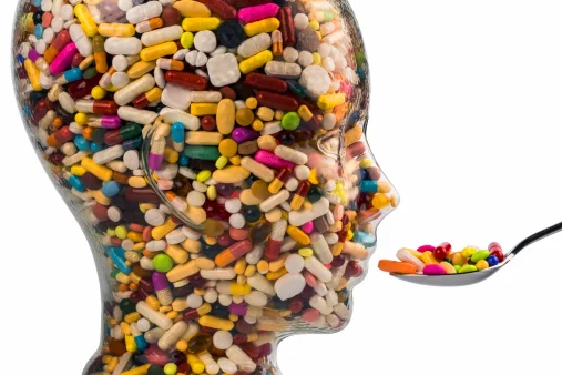 Pacjenci często nie kojarzą, że preparat który zażywają, zawiera właśnie paracetamol. A nawet gdyby wiedzieli, niekoniecznie powstrzymałoby to ich przed zażyciem dwóch lub trzech tabletek jednocześnie.