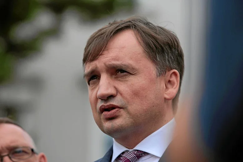 Człowiek Zbigniewa Ziobry w Izbie Dyscyplinarnej chce zamknąć usta dziennikarzom TVN i "GW".