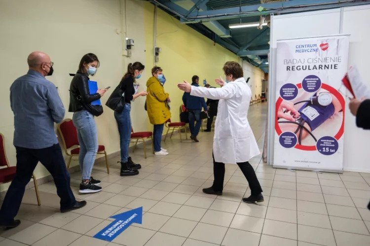 Podczas szczepień na COVID-19 w Rzeszowie miano zarządzić wielokrotne używanie strzykawek jednorazowych