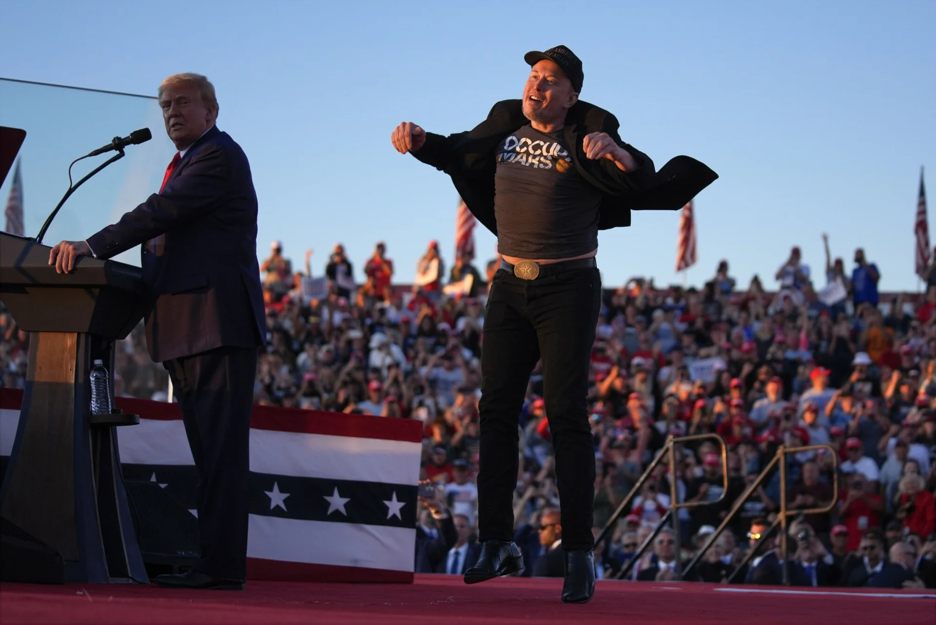 Elon Musk pojawił się na scenie razem z Donaldem Trumpem. Elon Musk pojawił się na scenie razem z Donaldem Trumpem.