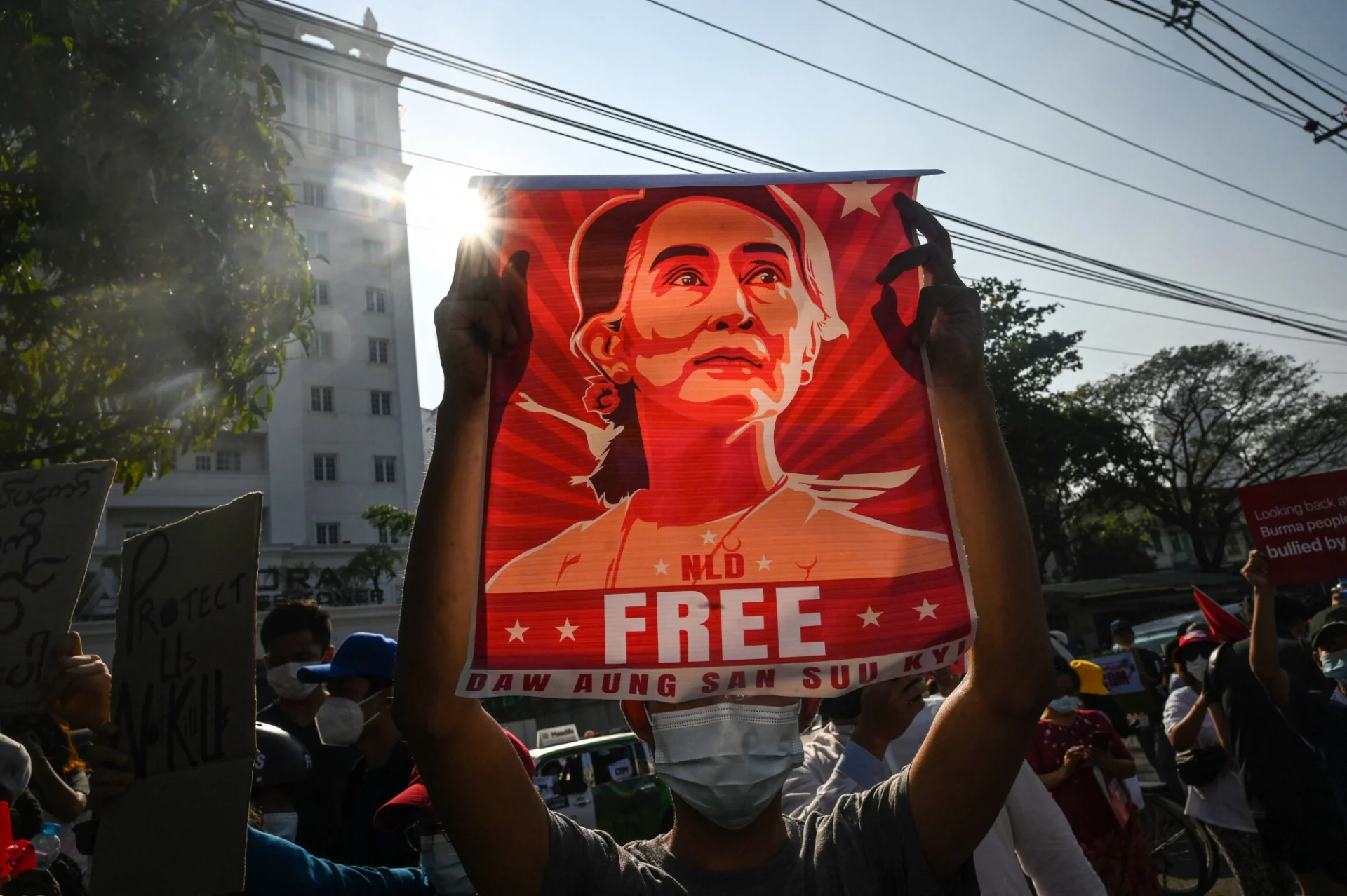 Po puczu na ulicach miast Birmy odbywały się masowe protesty, gdzie apelowano o wypuszczenie na wolność m.in. Aung San Suu Kyi.