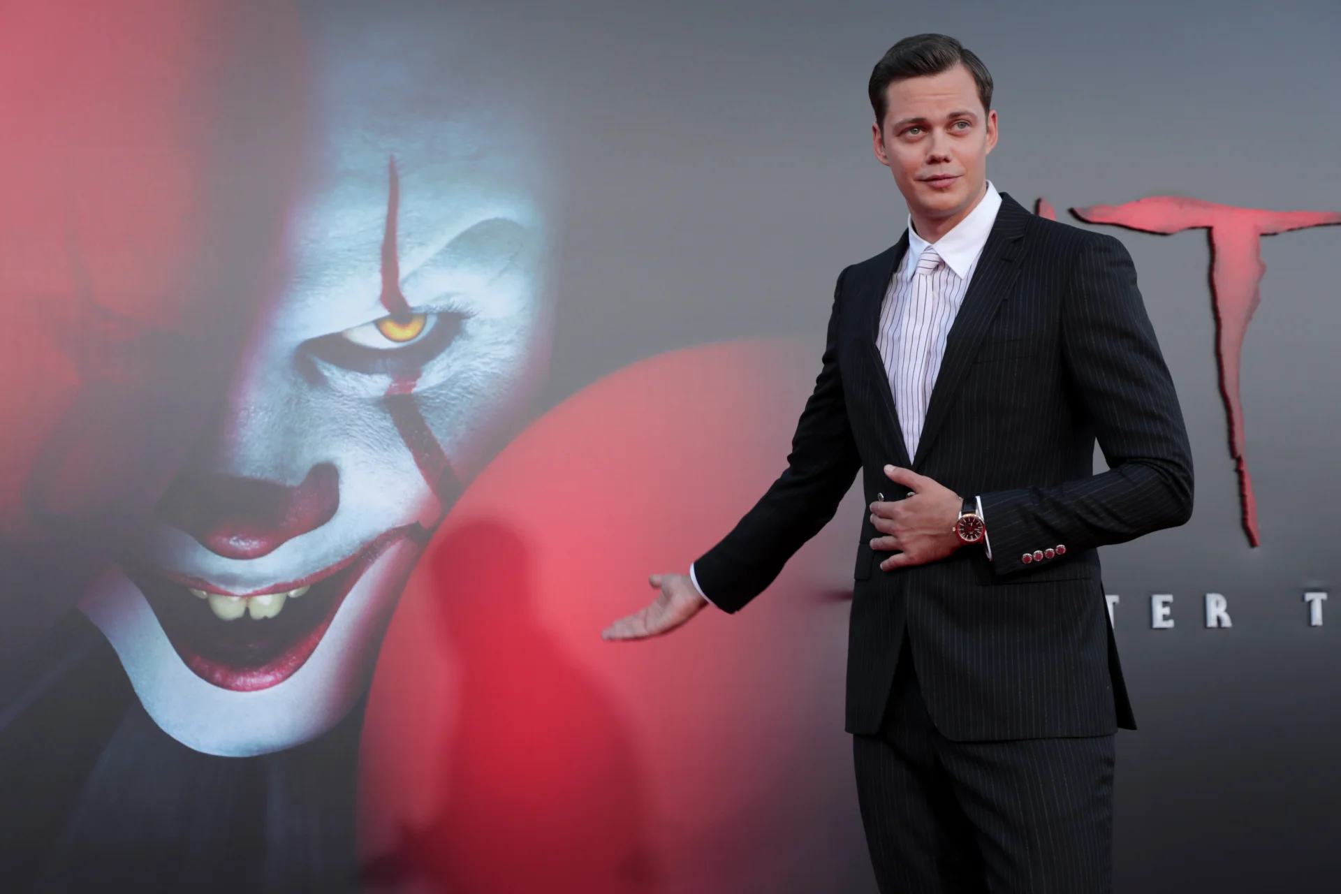 W postać Pennywise'a wciela się syn znanego szwedzkiego aktora Stellana Skarsgårda - Bill.