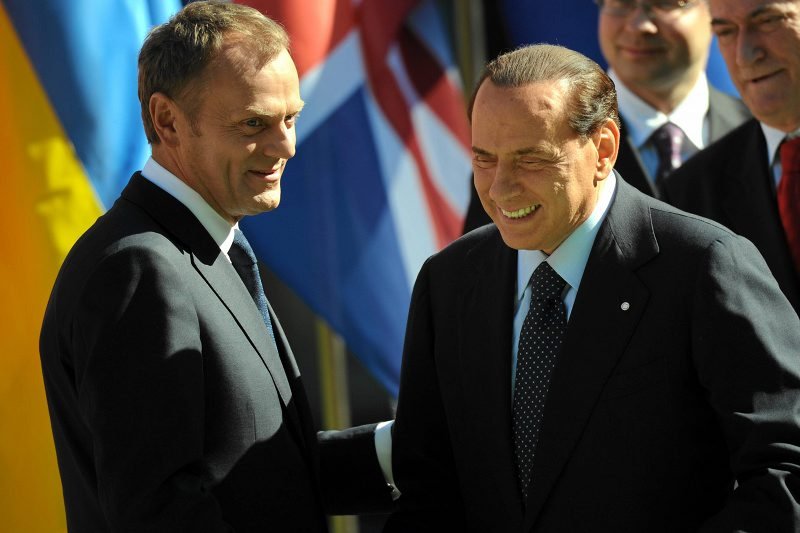 Premier Polski Donald Tusk to wielki kibic Lechii Gdańsk, a były Premier Włoch Silvio Berlusconi - AC Milanu