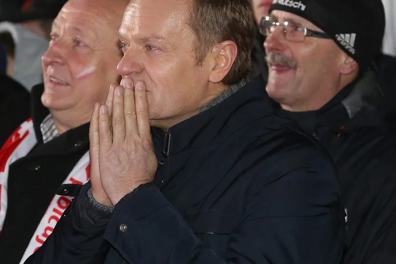 Kłótnia na Twitterze o wizytę Donalda Tuska na pogrzebie. "Zamiast pracować, uprawia nekropolitykę"