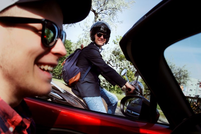 Wyścig do Mordoru. Założyliśmy się o butelkę szampana, kto będzie szybszy. Majak skuterem czy Mańkowski autem