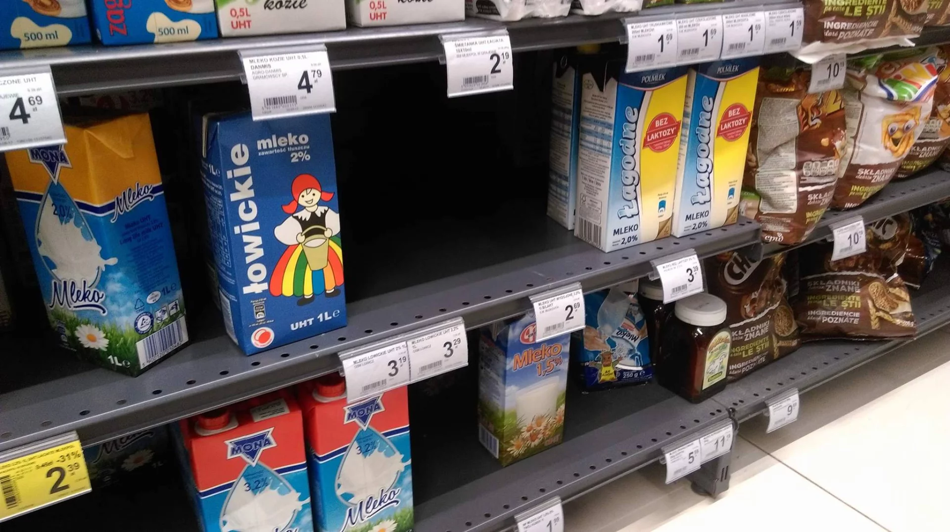 Po środku pusta wnęka po tańszym mleku bez laktozy. Obok stoi nieco droższe i już nie jest takie "must have".