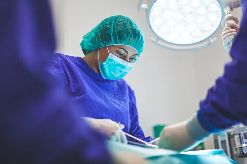 Przy kilku tysiącach zakażeń COVID dziennie liczba miejsc na oddziałach intensywnej opieki medycznej (OIOM-ach) szybko się skończy. Między innymi dlatego ważne jest wyhamowanie epidemii.