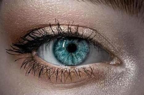 Pandemia spowodowała, że kobiety na całym świecie w czasie pandemii zaczęły masowo wyszukiwać informacji na temat... rzęs na magnes. Rzęsy magnetyczne okazały się hitem pandemii.