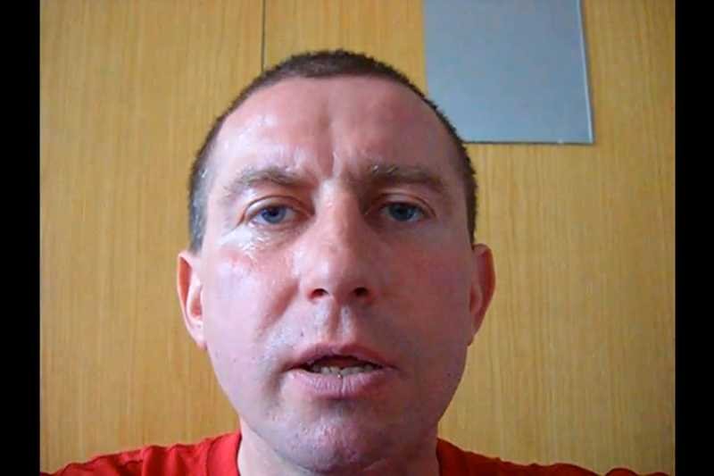 Mężczyzna z Warszawy chce wynająć mieszkanie.