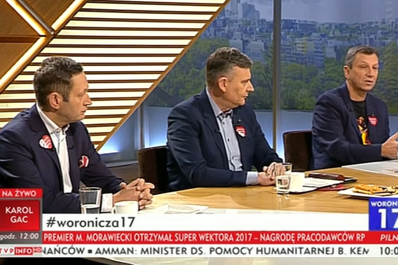 "Woronicza 17" jednak nie poszła w nagranej wcześniej wersji, ale "na żywo".TVP Info nie wymazuje też serduszek.