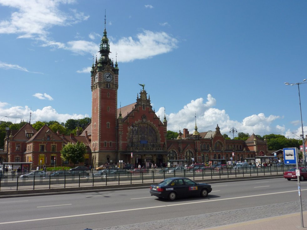 Jednym miastem, który przed imprezą piłkarską nie musiało robić dużejinwestycji jest Gdańsk. Miasto pochwalić się może dziewiętnastowiecznym budynkiem, który utrzymywany jest w bardzo dobrym stanie.