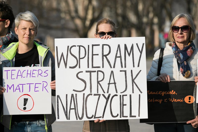 Poparcie dla strajkujących nauczycieli spada.