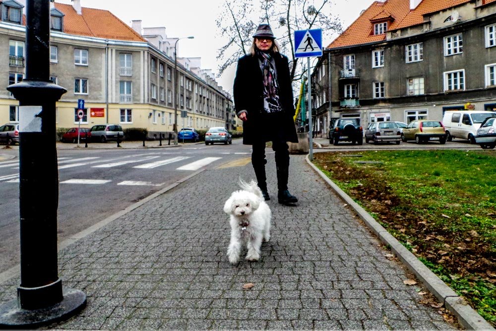 Kamil Sipowicz z Ramoną na spacerze na warszawskich Bielanach