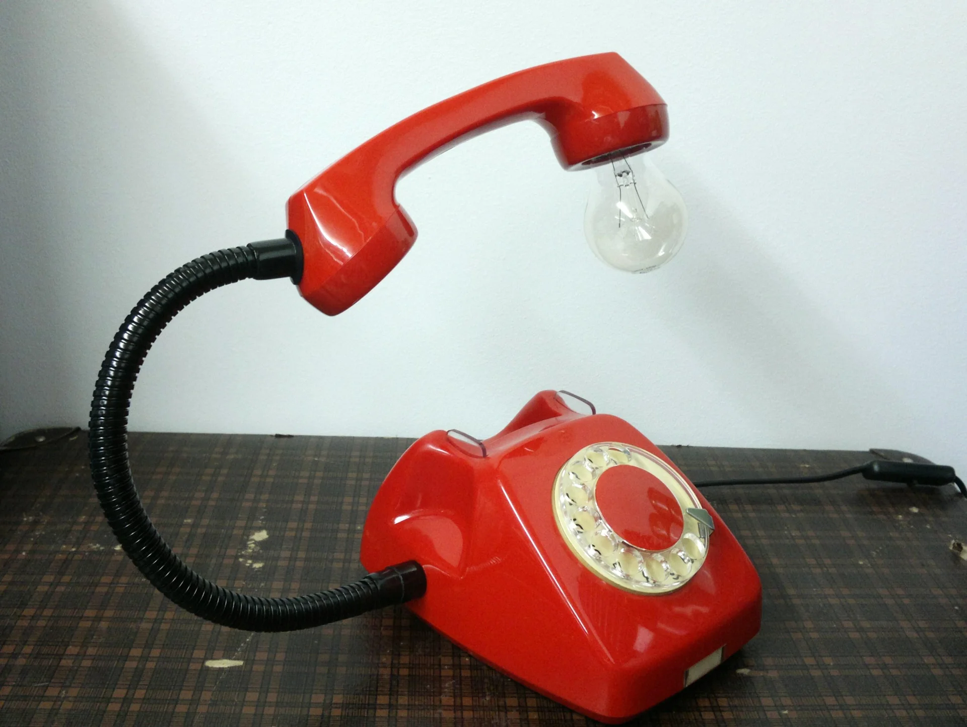 stary telefon przerobiony na lampę - od Refresh Design