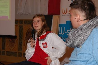 Oliwia Jabłońska, srebrna medalistka Igrzysk Paraolimpijskich podczas spotkania z uczniami w ramach projektu "Między nami w-skersami"