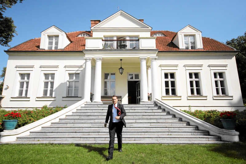 Radosław Sikorski szkodzi sobie, pozując na szlachcica.