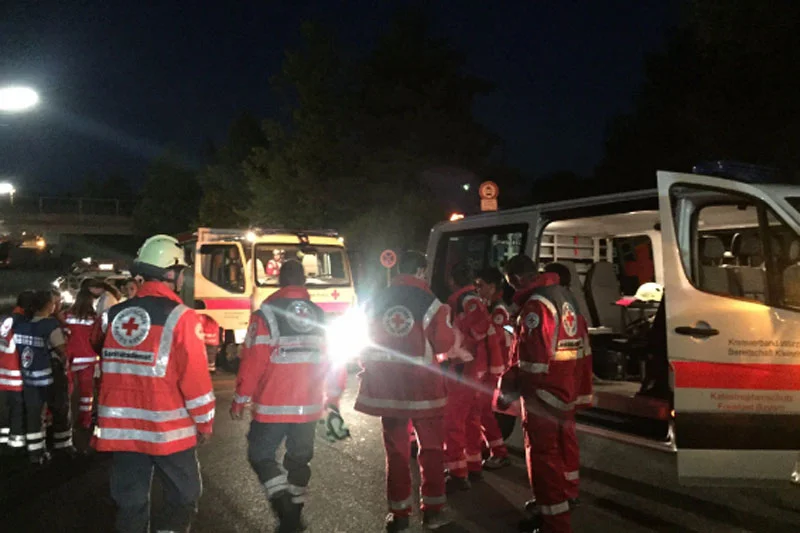 W niemieckim pociągu jadącym z Treuchtlingen do Würzburga doszło do ataku. Zamachowiec ostrym narzędziem ciężko ranił co najmniej kilka osób.