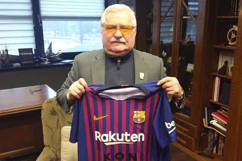 Lech Wałęsa dostał koszulkę FC Barcelony z napisem "Konstytucja".