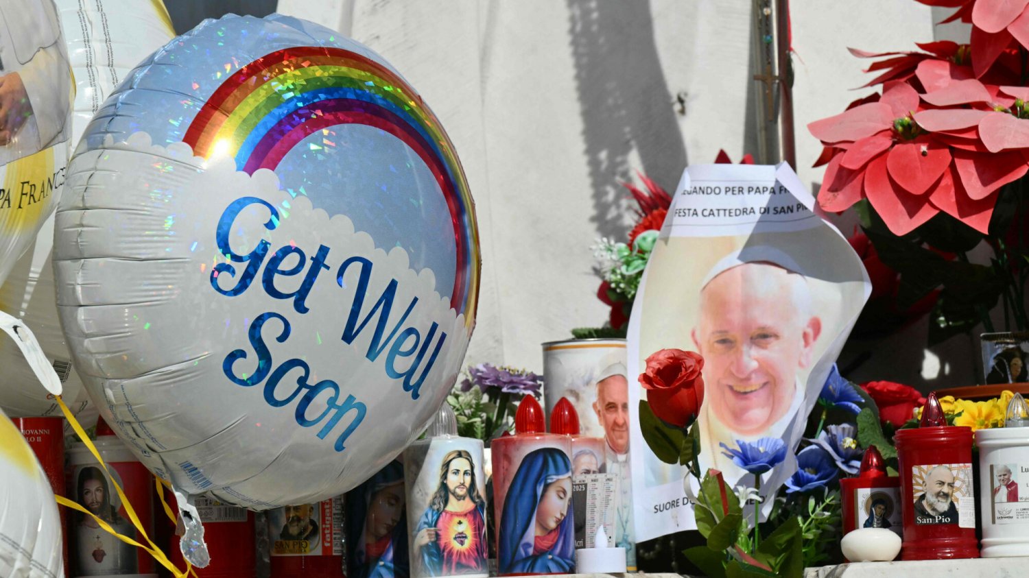 "Życie toczy się dalej". Kto rządzi Watykanem, gdy papież jest w szpitalu?