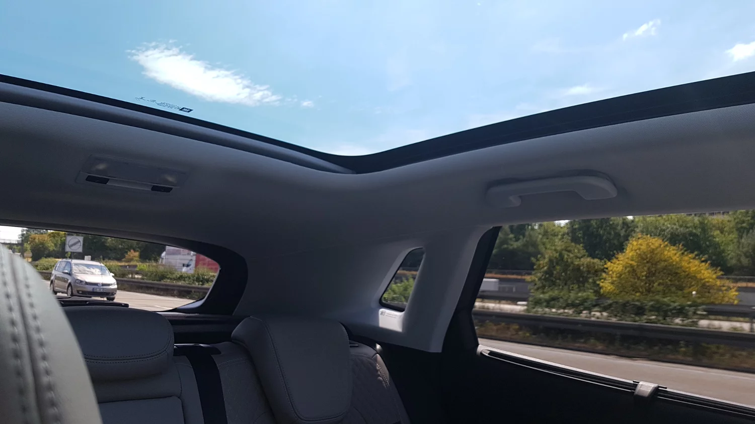 Szklany dach sprawia, że auto w środku wydaje się bardziej przestronne.
